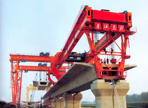 高鐵運(yùn)架設(shè)備作業(yè)時(shí)，如何查看起重機(jī)動(dòng)作是否正常？